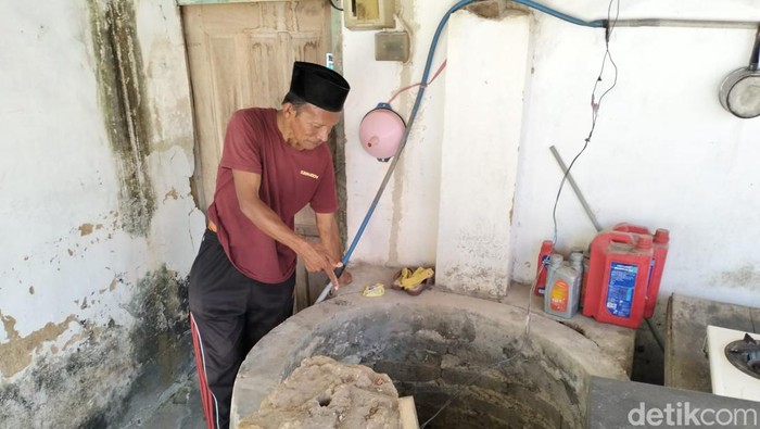 Warga Desa Moncek Tengah menunjukkan sumber bunyi misterius seperti orang sedang menggali sumur.
