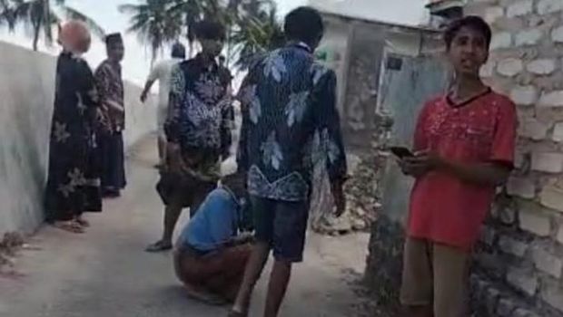 Warga Desa Moncek Tengah Sumenep keluar rumah saat mendengar bunyi tumbukan disertai getaran dari dalam bumi.