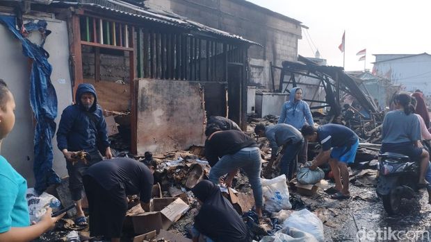 Warga kumpulkan ikan kering untuk dikonsumsi di lokasi kebakaran di Penjaringan, Jakut (Belia/detikcom).