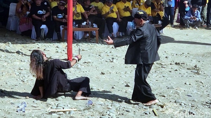 Warga negara asing takjub menyaksikan atraksi debus.