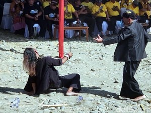 Turis Inggris dan Jepang Dibuat Terkagum-kagum Saat Nonton Debus