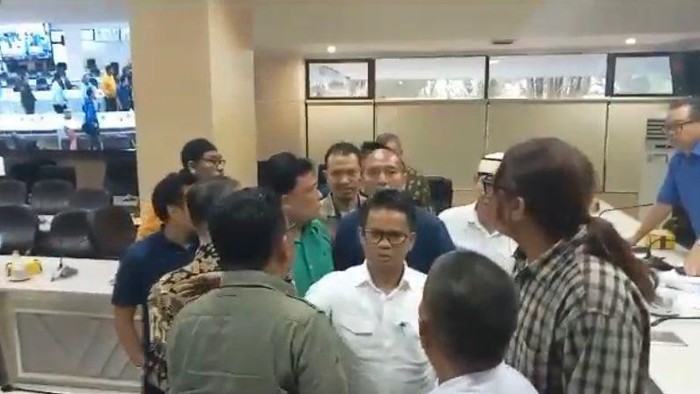 Warga ricuh di Ruang Rapat DPRD Makassar saat RDP soal proyek PSEL.