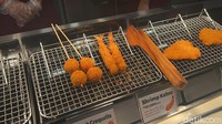 Supaya lebih lengkap, kamu bisa menambah agemono yang bisa langsung dipilih di etalase. Ada ebi tempura hingga gyoza. Foto: Detikcom / Atiqa Rana