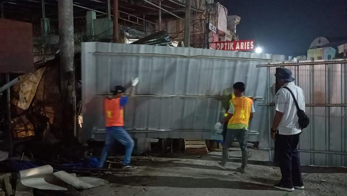 Aksi warga buka paksa perlintasan KA di Rangkasbitung. Foto: istimewa