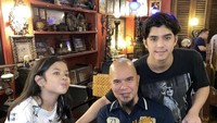 Beberapa tahun lalu, Al bersama Shafea merayakan ulang tahun sang ayah di rumah. Al memberikan kue ulang tahun klasik yang diberikan taburan cokelat meses. Foto: Instagram @alghazali7