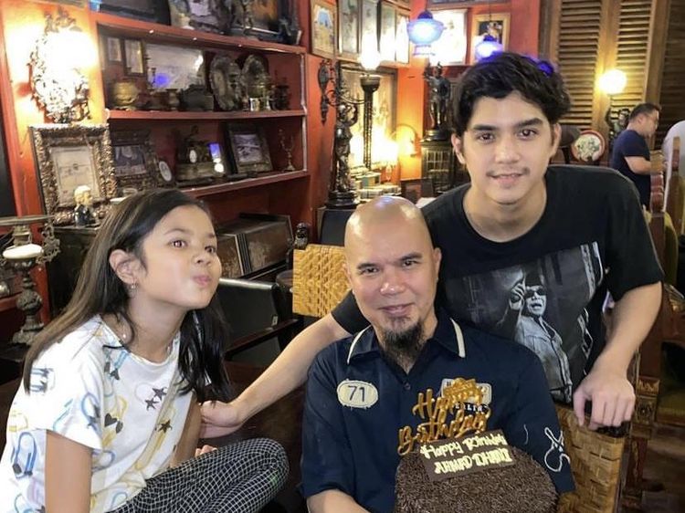 Momen Seru Al Ghazali Nikmati Steak dan Kue Favoritnya