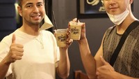 Al bersama El Rumi pernah membuka coffee shop di rumahnya. Tempat ngopi itu dinamakan Ruma Rumi. Foto: Instagram @alghazali7