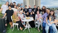 Momen kumpul keluarga juga kerap diunggah oleh Al ke akun Instagram miliknya. Mereka tampak bersama saat merayakan ulang tahun adiknya, Shafea. Foto: Instagram @alghazali7