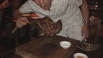 Momen Seru Al Ghazali Nikmati Steak dan Kue Favoritnya
