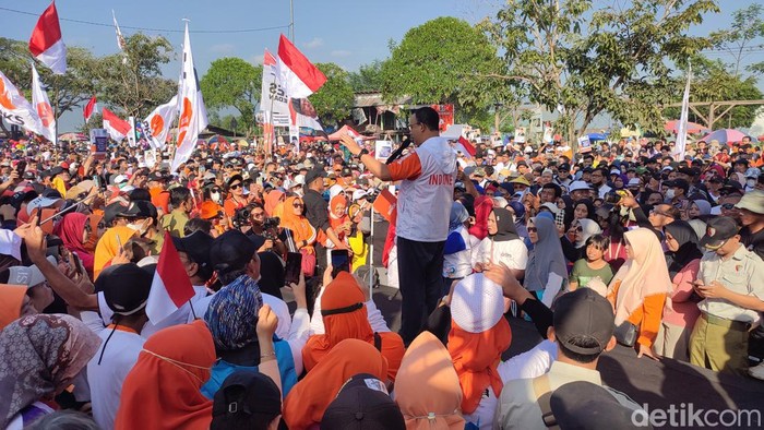 Anies Baswedan menghadiri acara jalan sehat yang digelar PKS di Salatiga, Minggu (13/8/2023).