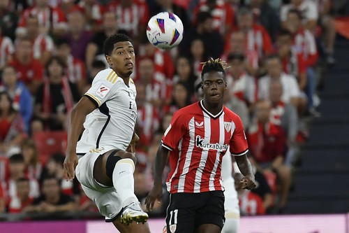 Real Madrids Jude Bellingham, left, and Athletic Bilbaos Nico Williams challenge for the ball during the Spanish La Liga soccer match between Athletic Club and Real Madrid at the San Mames stadium in Bilbao, Spain, Saturday, Aug. 12, 2023. (AP Photo/Alvaro Barrientos)
