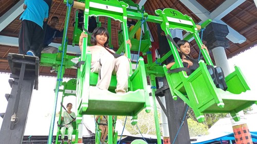 Keseruan anak-anak di Desa Mengwi dan sekitarnya saat menjajal ayunan Jantra saat momen liburan Hari Raya Kuningan, Minggu (13/8/2023).