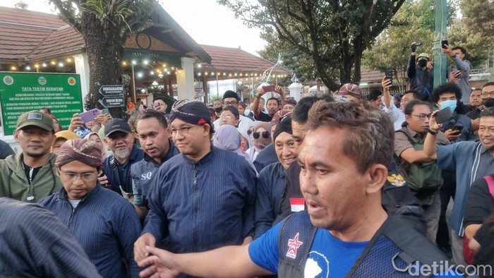 Bacapres Anies Baswedan di Kompleks Makam Raja Mataram Kotagede Jogja, Minggu (13/8/2023). Dalam kunjungan ini, Anies mendapat tombak cakra dari warga.