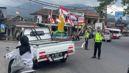 Jalur ke Bedugul, Tabanan, padat saat Umanis Kuningan, Minggu (13/8/2032).