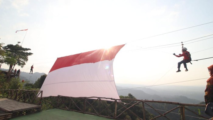 Bendera raksasa yang membentang di alam terbuka Subang