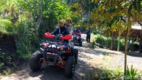 Sebagian pengunjung juga bisa mengendarai ATV menuju pintu masuk Sendang Seruni.