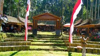 Wisatawan dikenakan biaya Rp 7.500 untuk masuk ke Sendang Seruni.
