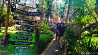 Untuk menuju lokasi kolam, pengunjung perlu berjalan menuruni tangga kurang lebih 5 menit. Bagi pengunjung yang menggunakan mobil, maka harus berjalan lebih lama hingga 10 menit, mengingat akses masuk hanya bisa dilewati roda dua. Pelayanan ojek pun juga ada bagi wisatawan yang malas jalan dengan harga Rp 5.000 sekali jalan.