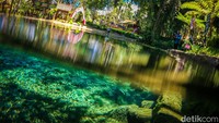 Sesampainya di lokasi, wisatawan akan mendapati pemandangan kolam alam dengan air yang sangat jernih. 