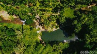 Berada di Dusun Sumberwatu, Desa Tamansari, Kecamatan Licin, Sendang Seruni menjadi destinasi wisata alam yang tersembunyi di tengah kebun. Sendang Seruni berjarak sekitar 20 kilometer dari pusat Kota Banyuwangi atau bisa ditempuh dengan 30 menit perjalanan.