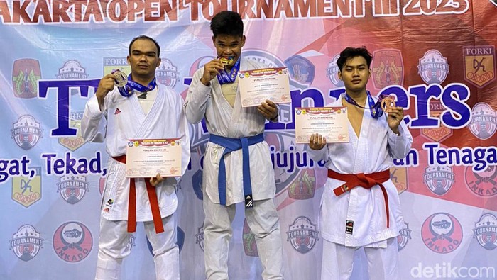 Bripda Abdurazzak saat naik podium usai mendapat medali emas.