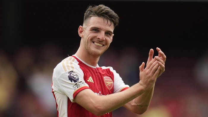 Arsenals Declan Rice greets fans at the end of the English Premier League soccer match between Arsenal and Nottingham Forest at Emirates stadium in London, Saturday, Aug. 12, 2023. (AP Photo/Kirsty Wigglesworth)