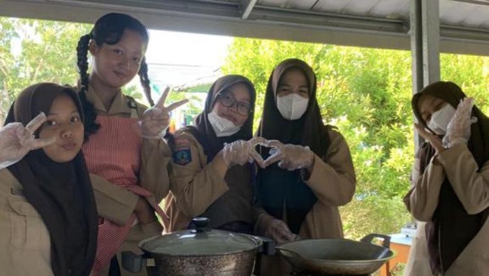 Bunga Puspita Sari (berkepang) mewakili Babel di Paskibraka Nasional. Ia kerap berjualan kue di sekolah.