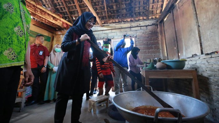 Bupati Ipuk saat memasak gula aren di dapur petani Desa Kluncing, Banyuwangi