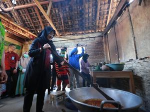 Mengintip Bupati Ipuk Saat Masak Gula Aren di Dapur Petani Desa Kluncing