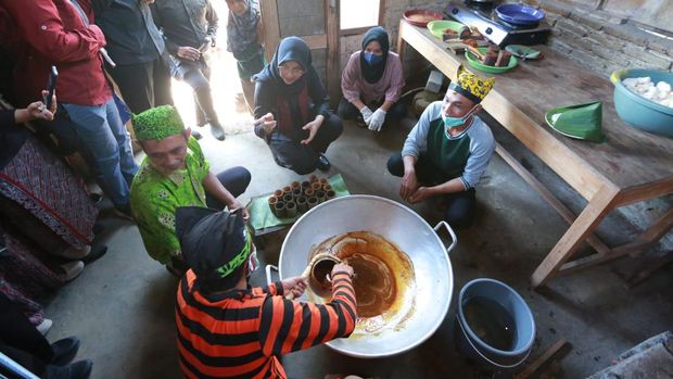 Bupati Ipuk saat memasak gula aren di dapur petani Desa Kluncing, Banyuwangi