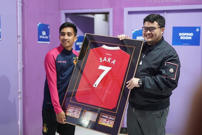 Bupati Kediri Beri Hadiah Jersey Arsenal ke Gelandang Persik