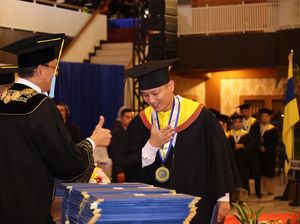 Bupati Trenggalek Raih Wisuda S2 Unair, Ini Harapannya