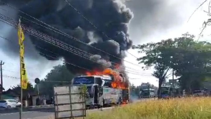 Bus wisata terbakar di jalur Solo-Jogja, Minggu (13/8/2023).