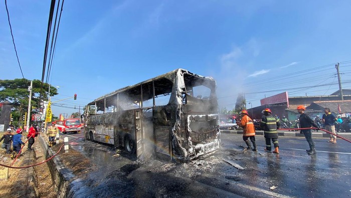 Bus wisata terbakar di jalur Solo-Jogja, Minggu (13/8/2023).