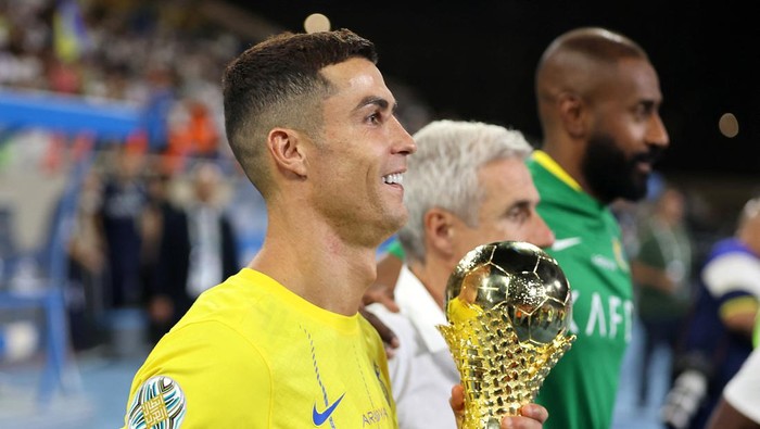 Soccer Football - Arab Club Champions Cup - Final - Al Hilal v Al Nassr - King Fahd Stadium, Taif, Saudi Arabia - August 12, 2023 Al Nassrs Cristiano Ronaldo celebrates with the trophy after winning the Arab Club Champions Cup final  REUTERS/Stringer