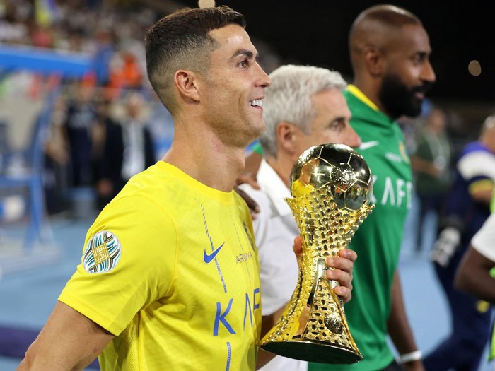 Soccer Football - Arab Club Champions Cup - Final - Al Hilal v Al Nassr - King Fahd Stadium, Taif, Saudi Arabia - August 12, 2023 Al Nassrs Cristiano Ronaldo celebrates with the trophy after winning the Arab Club Champions Cup final  REUTERS/Stringer