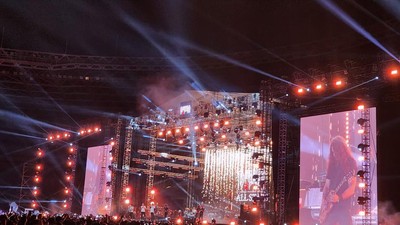 Gambaran Meriahnya Konser Dewa 19 di GBK Semalam