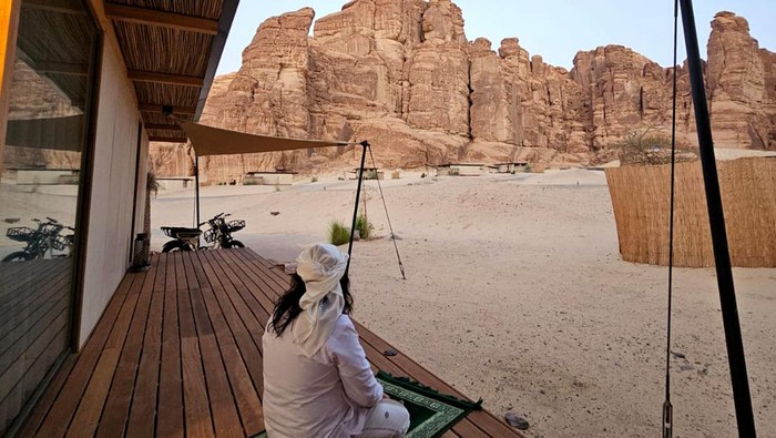 Umroh tak hanya sekadar mengunjungi dua kota suci, mekkah dan madinah. Ada yang berbeda disajikan oleh Pangeran Tour Gelar saat umroh bareng Habib Jindan. Apa?