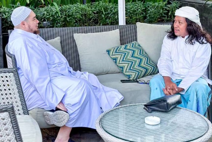 Umroh tak hanya sekadar mengunjungi dua kota suci, mekkah dan madinah. Ada yang berbeda disajikan oleh Pangeran Tour Gelar saat umroh bareng Habib Jindan. Apa?