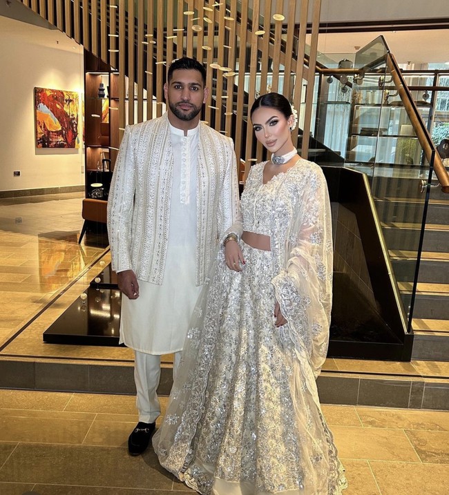 Penampilan modest Faryal juga terlihat saat mengenakan pakaian sari India. Foto: Dok. Instagram