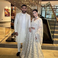 Penampilan modest Faryal juga terlihat saat mengenakan pakaian sari India. Foto: Dok. Instagram