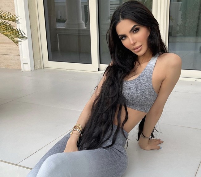 Saat tampil mengenakan sport bra dan legging ini, banyak komentar yang menyindir penampilannya yang dinilai terlalu seksi. Netizen bahkan memintanya untuk bertaubat karena busananya yang mengumbar aurat.  Foto: Dok. Instagram