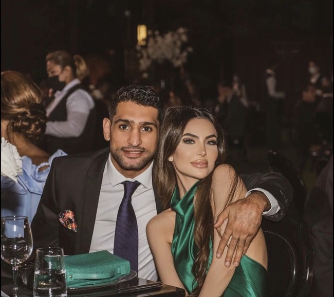 Di sejumlah unggahan Instagramnya, Faryal dinilai kerap mengumbar aurat lewat pakaian-pakaian yang tidak tertutup. Mulai dari dress seksi sampai pakaian olahraga.  Foto: Dok. Instagram