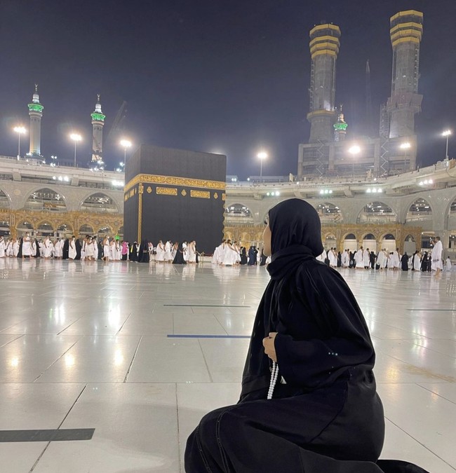 Faryal pun tampil berhijab saat umrah. Ya Allah, Engkau Al Wadud, Yang Maha Penyayang, berilah aku Cinta-Mu. ♥️” begitu keterangan fotonya.  Foto: Dok. Instagram