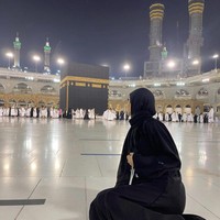 Faryal pun tampil berhijab saat umrah. Ya Allah, Engkau Al Wadud, Yang Maha Penyayang, berilah aku Cinta-Mu. ♥️” begitu keterangan fotonya.  Foto: Dok. Instagram