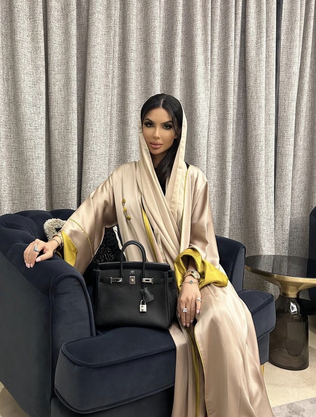 Tak melulu pamer keseksian. Faryal juga sering menunjukkan menggunakan kaftan dan kerudung.  Foto: Dok. Instagram