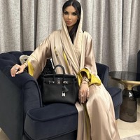 Tak melulu pamer keseksian. Faryal juga sering menunjukkan menggunakan kaftan dan kerudung.  Foto: Dok. Instagram