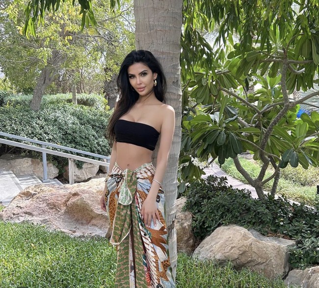 Baru-baru ini, wanita keturunan Pakistan itu pun pamer foto seksi di tengah kabar perselingkuhan sang suami. Faryal tampil dengan crop top hitam dan kain yang dililit. “Kamu Islam, jangan berpakaian seperti itu. Allah tidak menyukainya,” komentar netizen. “Sangat tertutup,” sindir lainnya yang bernada sarkas.  Foto: Dok. Instagram