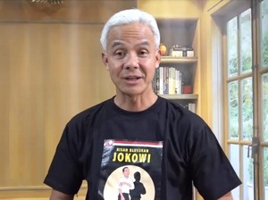 Respons Dukungan Golkar-PAN ke Prabowo, Ganjar Pakai Kaus Jokowi