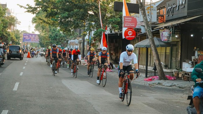 Group RIde ke-11 GFNY Bali-IFG Life Jelajah Sejarah dan Budaya di Solo Solo Group Ride ke-11Β GFNY Bali - IFG Life:Β Jelajah Sejarah dan Budaya di Kota Ramah Sepeda
PesertaΒ Gowes Group Ride Indonesia (GRI) ke-11,berlangsung di kota Solo Jawa Tengah Minggu (13/8/2023).Β Solo memiliki budaya bersepeda yang bagus. Banyak warganya menjadikan sepeda sebagai kendaraan harian alternatif. Agenda Gowes Solo ini melewatiΒ tempat tempat bersejarahΒ sepertiΒ melewati daerah sekitar Pura Mangkunegaran, Keraton Surakarta Hadiningrat, Benteng Vastenburg, Pasar Klewer, Kampung Batik Laweyan dll.
Seperti GRI sebelumnya, seluruh peserta GRI Solo ke-11 mendapatkan proteksi asuransi jiwa dan kecelakaan yaitu IFG LifeSAVER dari Asuransi IFG Life yang merupakan sponsor utama GFNY Bali 2023.
Narahubung:
Gilang - 085888998050
GFNY : Gran Fondo New York
IFG : Indonesia Financial Group
GRI : Group Ride Indonesia
BUMN: Badan Usaha Milik Negara